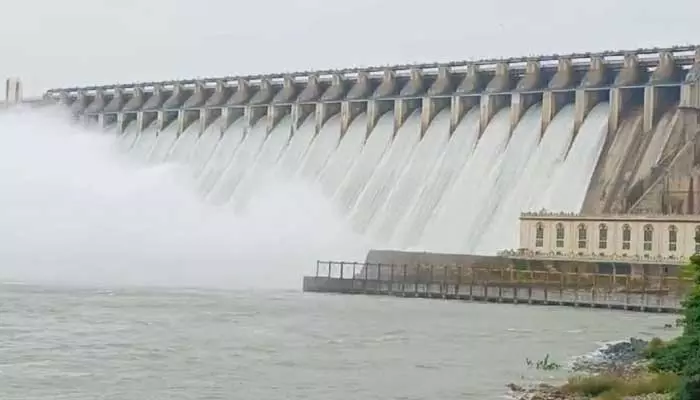 Nagarjuna Sagar : జల ప్రవాహాం వద్దకు జన ప్రవాహం..