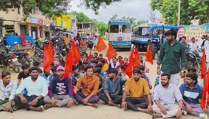 Government Junior College : పేద విద్యార్థులం మాకు చదువు చెప్పండి.. మహాప్రభో..