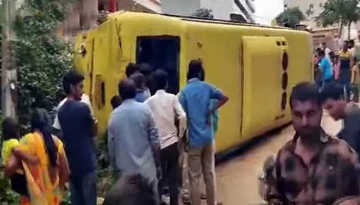 Bus Accident : ప్రైవేట్ స్కూల్ బస్సు బోల్తా .. 40 మంది విద్యార్థులకు తీవ్రగాయాలు.. !