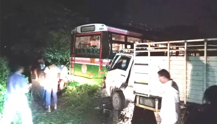 Accident : ట్యాంకర్​, బస్సు ఢీ...డ్రైవర్ మృతి..