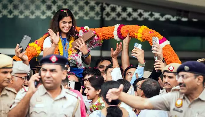 Manu Bhaker : ఇండియాకి తిరిగి వచ్చిన మను భాకర్.. ఘన స్వాగతం పలికిన అభిమానులు