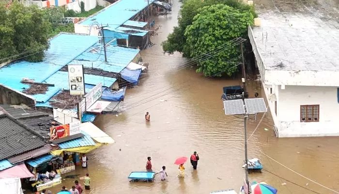 Bhadradri : భద్రాద్రిలో రామాలయం పరిసరాలు మునక