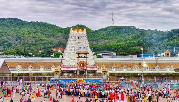 Tirumala Update: తిరుమలలో పెరిగిన భక్తుల రద్దీ.. సర్వదర్శనానికి 18 గంటల సమయం