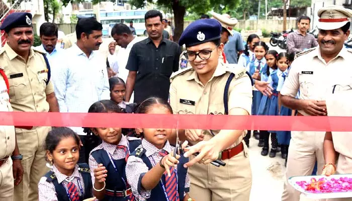 ఆకతాయిల పట్ల కఠినంగా వ్యవహరించాలి