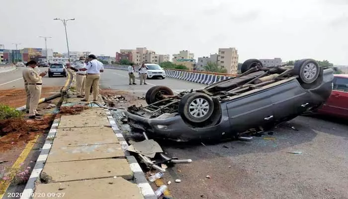 Accident : PV నరసింహారావు ఎక్స్‌ప్రెస్‌ హైవేపై రెండు కార్లు ఢీ..పలువురికి గాయాలు.. !