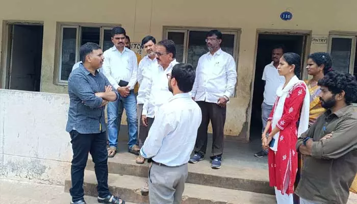 Additional Collector Chandrasekhar : బీసీ వెల్ఫేర్ హాస్టల్ తనిఖీ చేసిన అదనపు కలెక్టర్..