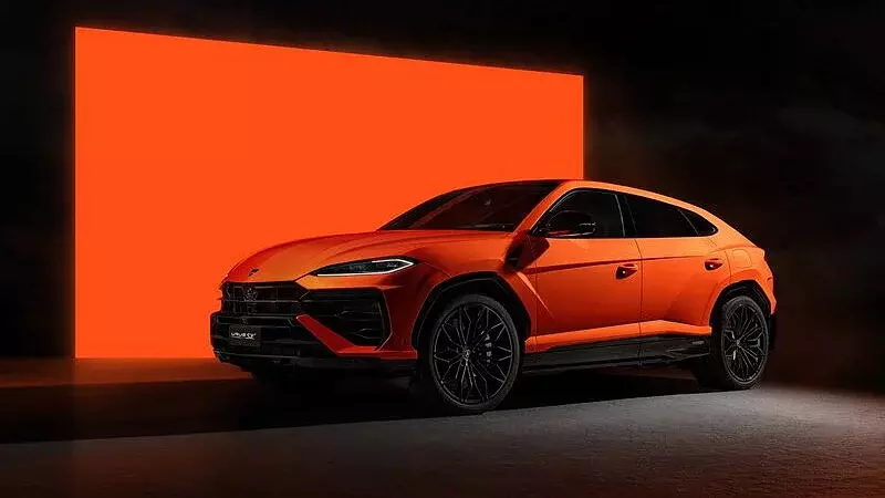 Lamborghini: రూ.4.57 కోట్లతో లంబోర్గిని హైబ్రిడ్ కారు