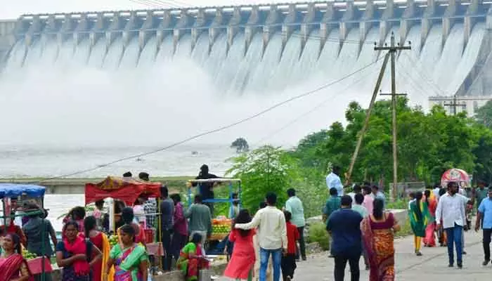 జలాశయానికి జనసంద్రం.. నాగార్జున సాగర్ వద్ద సందడి..