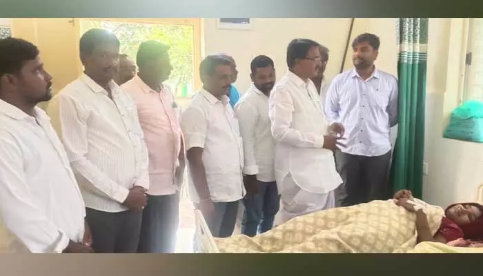 Former Minister : ప్రాథమిక ఆరోగ్య కేంద్రాన్ని సందర్శించిన మాజీ మంత్రి..