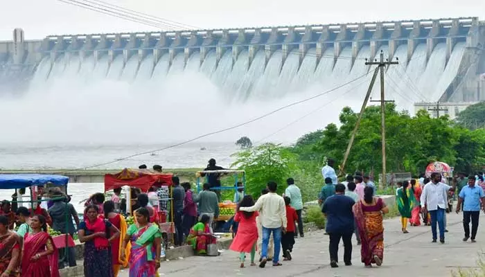 సండే ఎఫెక్ట్.. నాగార్జున సాగర్ కు పోటెత్తిన సందర్శకులు.. భారీగా ఆంక్షలు విధించిన పోలీసులు