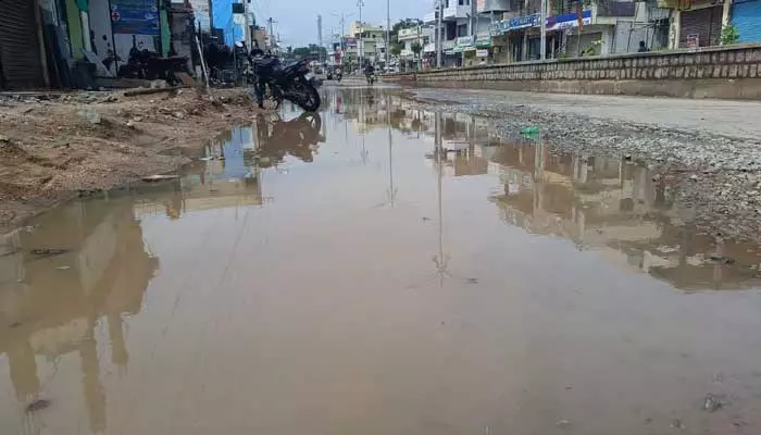 Drainage water : మురుగు నీటితో చెరువులు, కుంటలను తలపిస్తున్న రోడ్లు..