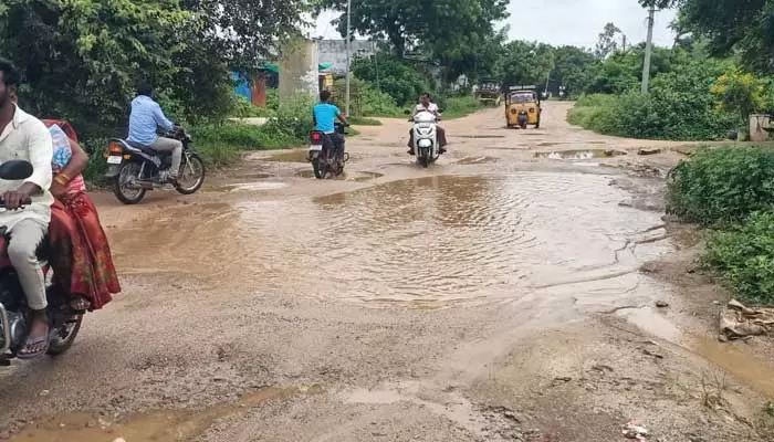 Rain : చినుకు పడితే చిత్తడే.. అధికారులూ పట్టించుకోండయ్యా..!