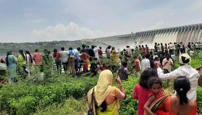 Nagarjuna Sagar : సాగర్‌కు పోటెత్తిన పర్యాటకులు.. భారీగా ట్రాఫిక్ జామ్