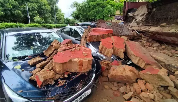 ఢిల్లీలోని కూలిన పాఠశాల గోడ.. పలు కార్ల ధ్వంసం