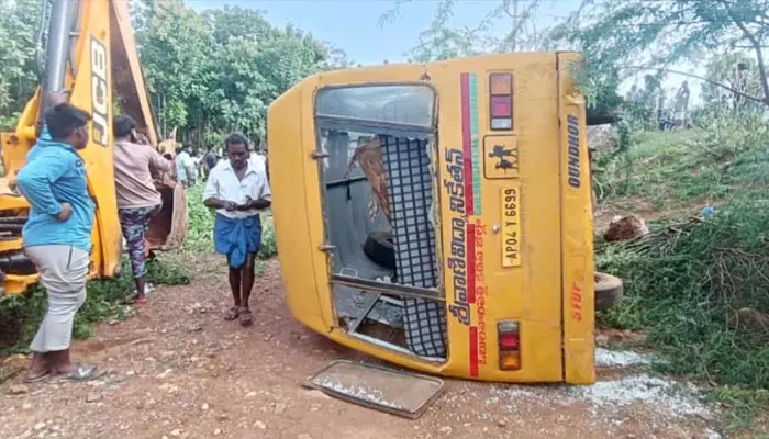 Road Accident: అన్నమయ్య జిల్లాలో తీవ్ర విషాదం.. స్కూల్ బస్సు బోల్తా, విద్యార్థిని దుర్మరణం