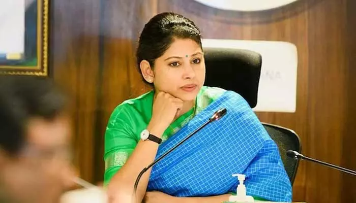 Smitha Sabharwal: హైకోర్టుకు చేరిన స్మితా సబర్వాల్ ట్వీట్ వ్యవహారం