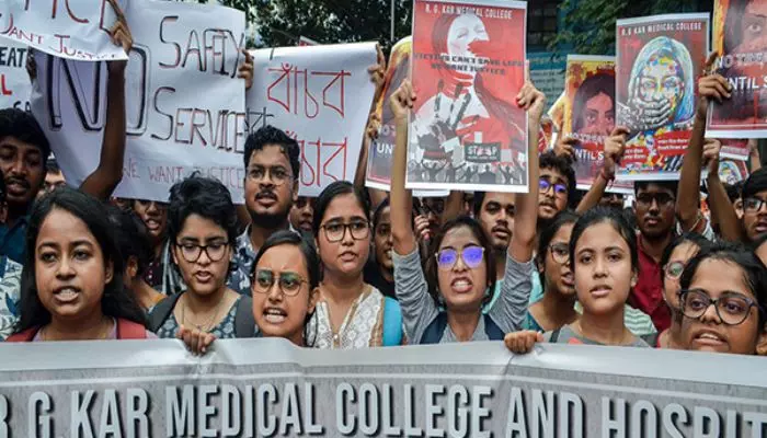 Junior Doctors: ముగ్గురు జూనియర్ డాక్టర్లకు సమన్లు.. జూనియర్ వైద్యురాలి హత్య కేసులో కీలక పరిణామం