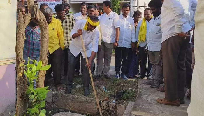 పరిశుభ్రతకు ప్రాధాన్యం..క్షేత్ర స్థాయిలో మురుగు ప్రక్షాళనలో పాల్గొన్న ఎమ్మెల్యే