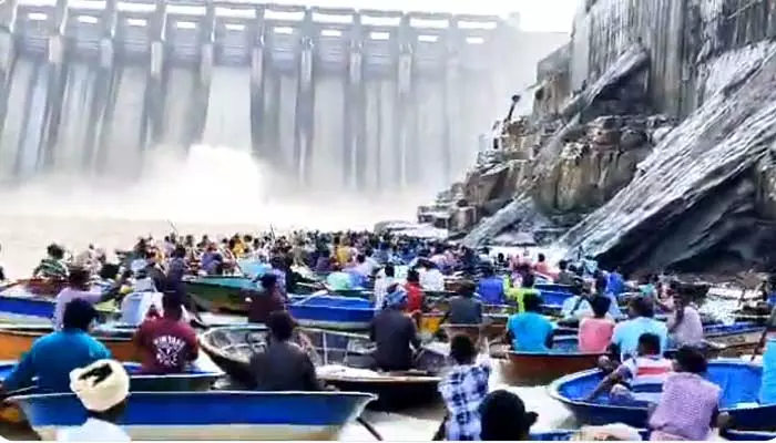 శ్రీశైలం అన్ని గేట్లు మూసివేత.. వందల సంఖ్యలో ఒక్కసారిగా చేపల వేటకు వచ్చిన మత్స్యకారులు