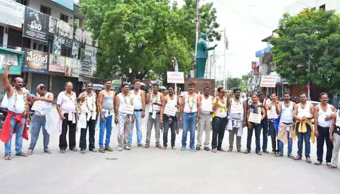 జగిత్యాల జర్నలిస్టుల అర్ధనగ్న ప్రదర్శన.. ఇండ్ల స్థలాల కోసం డిమాండ్