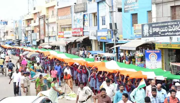 హర్ ఘర్ తిరంగా కార్యక్రమంలో భాగంగా భారీ జాతీయ జెండా ర్యాలీ