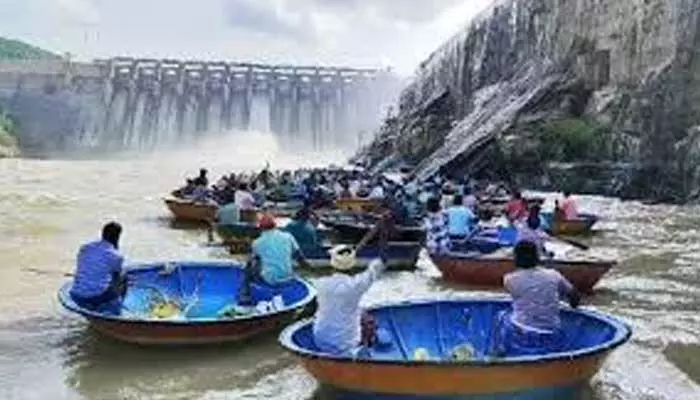 Srisailam Dam:చేపల కోసం శ్రీశైలం డ్యాం దగ్గర పెద్ద ఎత్తున మత్స్యకారులు