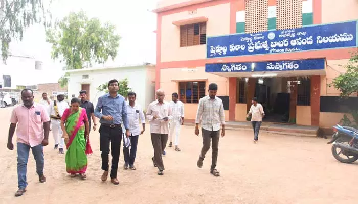 Collector BM Santosh : వసతి గృహాల విద్యార్థులకు ఈ నెల 16 నుంచి బయోమెట్రిక్ హాజరు నమోదు నిర్వహించాలి