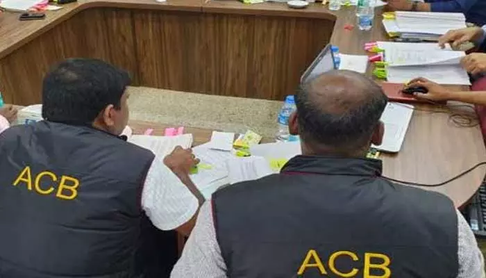 ACB Nazar : ఇందూరు పై వీడని ఏసీబీ నజర్…టెన్షన్ లో ప్రభుత్వ ఉద్యోగులు