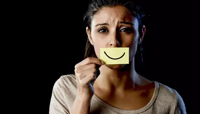 Smiling depression: స్మైలింగ్ డిప్రెషన్.. మనసులో బాధగా ఉన్నా పైకి నవ్వుతుంటారు!