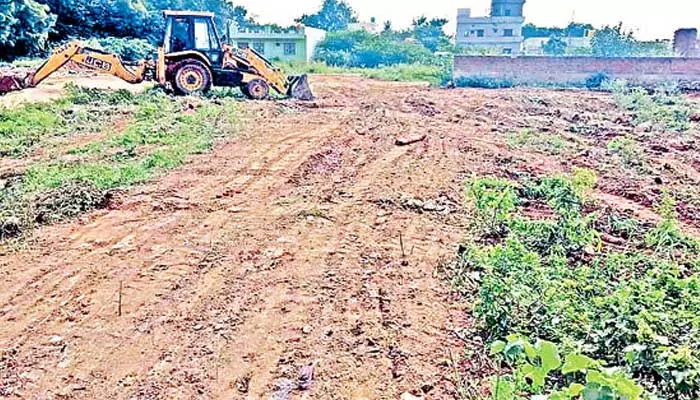 Nellore: ప్రభుత్వ భూమి ఆక్రమణ.. ఉద్రిక్తత