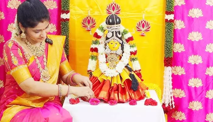 Varalakshmi Vratham: రేపే వరలక్ష్మి వ్రతం.. మహిళలంతా ఈ రంగు చీర కట్టుకుని పూజిస్తే అమ్మవారి సంపూర్ణ అనుగ్రహం పొందొచ్చు