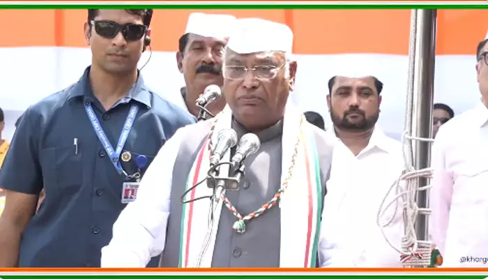 Kharge: వారి వల్లే దేశం రెండు ముక్కలు.. కాంగ్రెస్ చీఫ్ ఖర్గే సంచలన వ్యాఖ్యలు