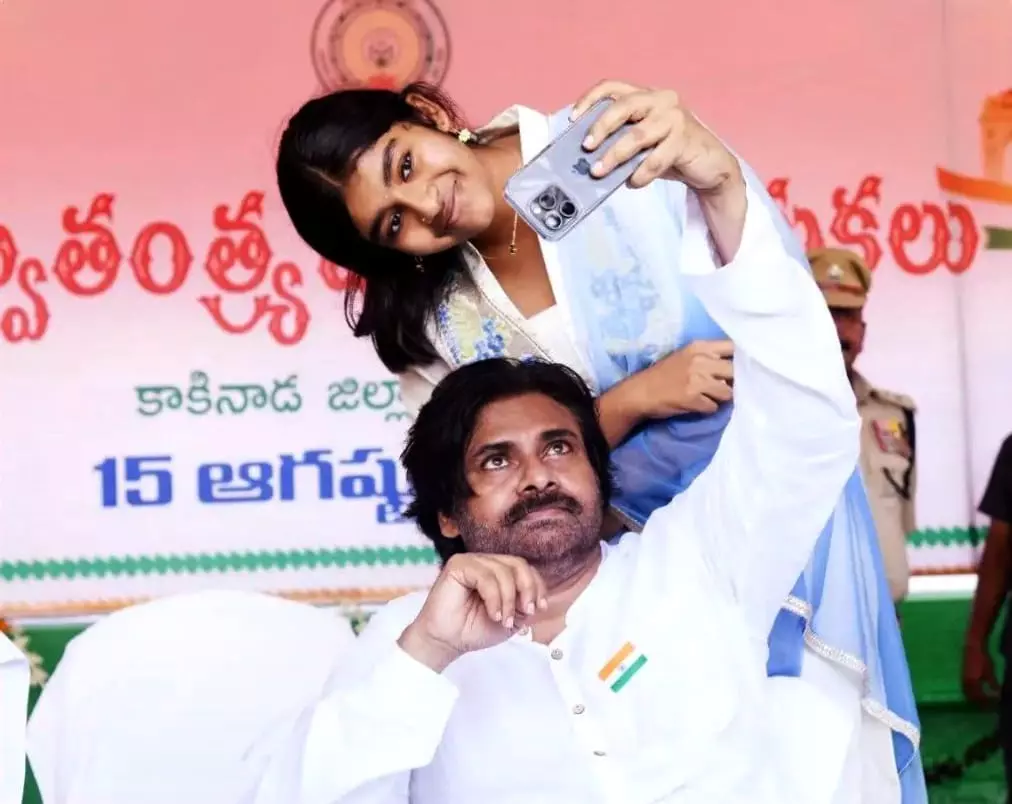 PAWAN KALYAN - RENU DESAI: పవన్ కళ్యాణ్, ఆద్య క్యూట్ సెల్ఫీ.. రేణు దేశాయ్ స్వీట్ రియాక్షన్...