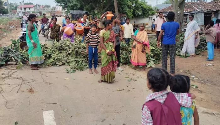 మా కాలనీ సమస్యలు పట్టవా ..?