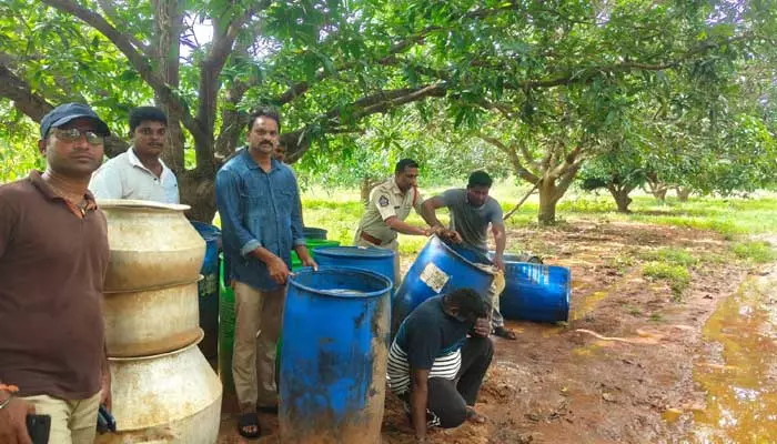 నాటుసారా బట్టీలపై పోలీసుల దాడి..15 లీటర్ల నాటుసారా స్వాధీనం