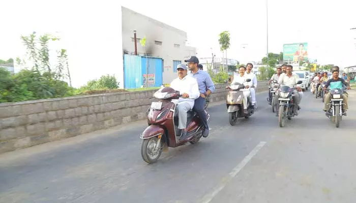 పనులను త్వరితగతిన పూర్తి చేయాలి..ద్విచక్ర వాహనంపై పర్యటించిన మంత్రి తుమ్మల