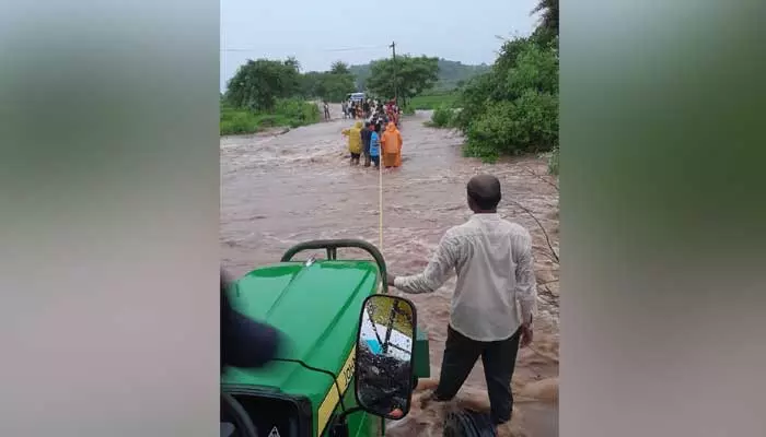 వాగు దాటాలంటే సాహసం చేయాల్సింది.. భారీ వర్షానికి రాకపోకలు అస్తవ్యస్తం