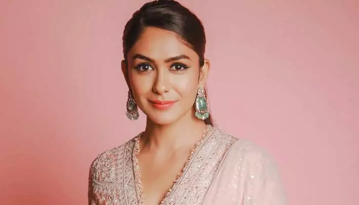 Mrunal Thakur: ప్రేమలో పడ్డ యంగ్ బ్యూటీ.. ఎట్టకేలకు లవ్ సింబల్‌తో ఫైనల్ చేసేసిందిగా (ట్వీట్)