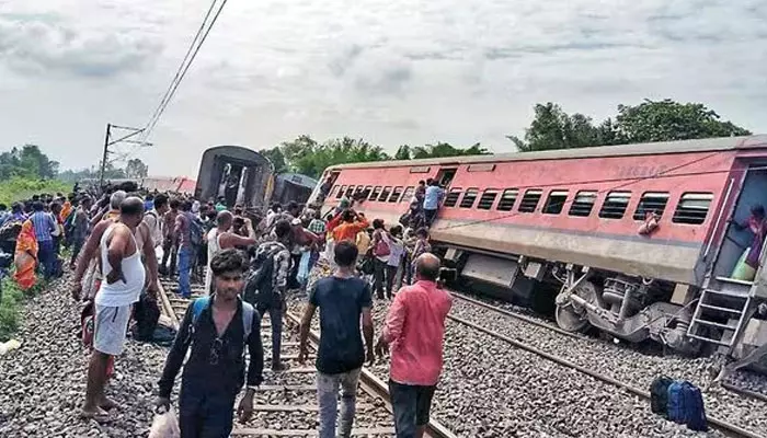 Sabarmati Train: తెల్లవారుజామున పట్టాలు తప్పిన సబర్మతి ఎక్స్‌ప్రెస్