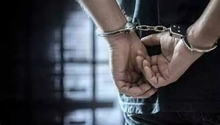 Arrest :పేకాట రాయుళ్ల అరెస్ట్…పట్టుబడిన వాళ్లందరూ ప్రముఖులే