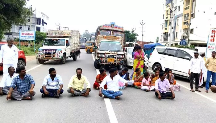 జాతీయ రహదారిపై విద్యార్థుల తల్లిదండ్రుల నిరసన