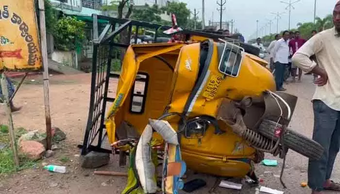 బస్సు, ఆటో ఢీ.. ముగ్గురికి తీవ్ర గాయాలు