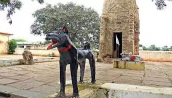 Kukur temple : ఆ ఆలయంలో శునకమే దేవుడు.. ఆ రహస్యం ఏంటో తెలుసా..