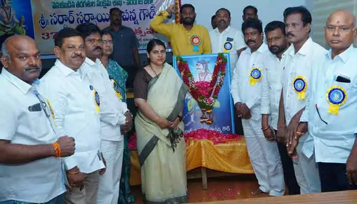 సర్వాయి పాపన్న గౌడ్ జీవితం ఆదర్శం: కలెక్టర్ సత్యశారద