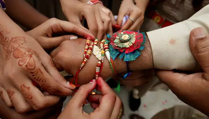 Raksha Bandhan: మీ సోదరి కట్టిన రాఖీ ఎప్పుడు పడితే అప్పుడు తీసేయకూడదా.. పండితులు ఏం చెబుతున్నారంటే?