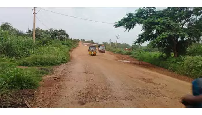 అడుగడుగునా గుంతలు.. ఆదమరిస్తే అంతే సంగతులు