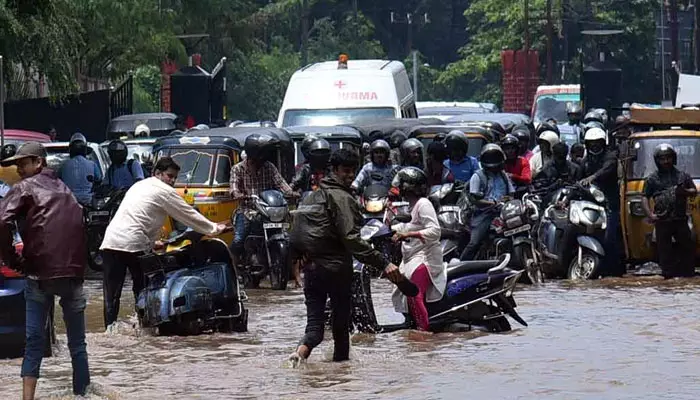 HYD: దంచికొట్టిన వర్షం.. ఆ రూట్లో ఎక్కడికక్కడే నిలిచిన వాహనాలు