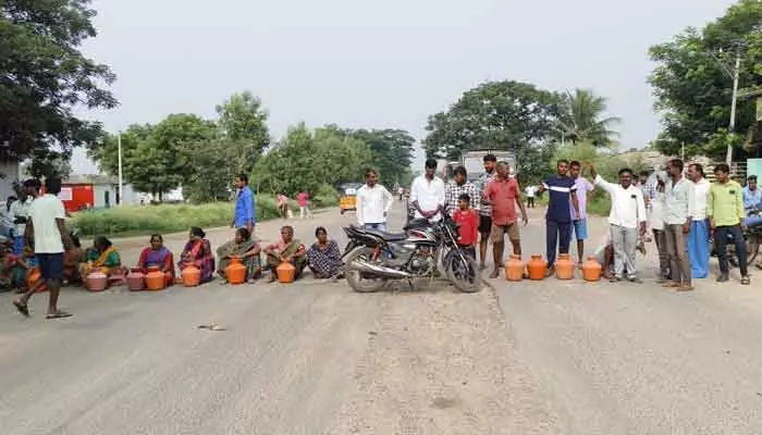 తాగు నీటికోసం రోడ్డెక్కిన మంబాపూర్ ప్రజలు