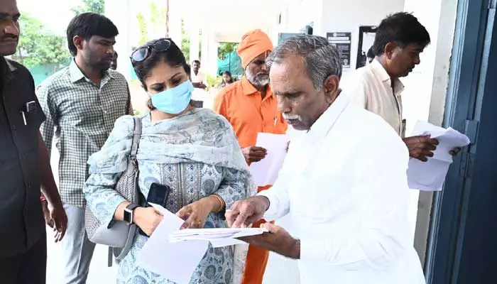 Collector Sikta Patnaik : నాణ్యమైన వైద్య సేవలు అందించాలి