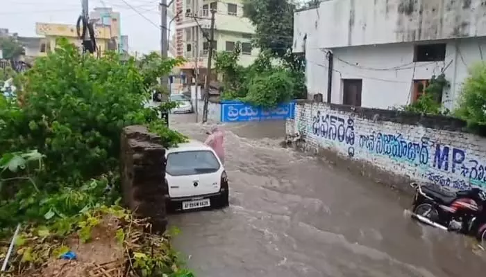 జగిత్యాలలో భారీ వర్షం.. ఇళ్లలోకి చేరిన వర్షపు నీరు